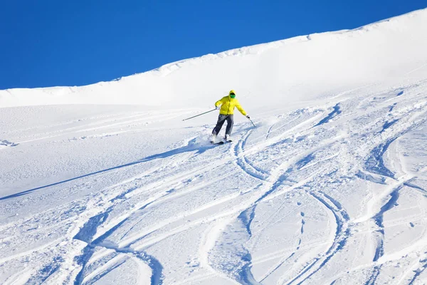 Skifahrer prallt gegen Hang — Stockfoto