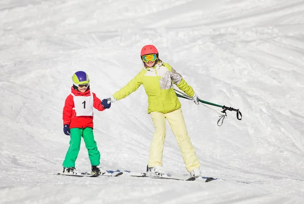 Mère enseignement fils ski — Photo