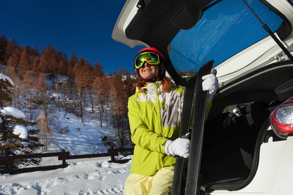 Donna seduta al bagagliaio dell'auto aperta — Foto Stock