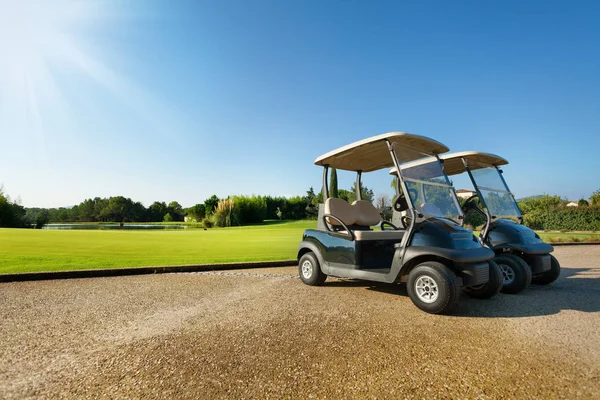 Voiturettes de golf debout au parking — Photo