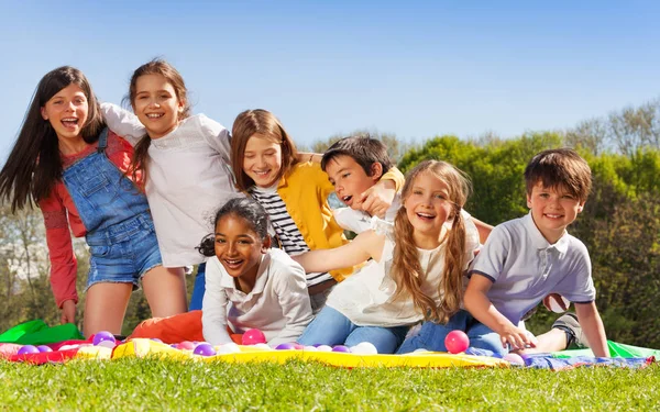 Gelukkige jonge geitjes plezier in het park — Stockfoto