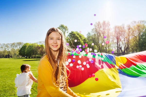 Szczęśliwy kids ze spadochronem — Zdjęcie stockowe