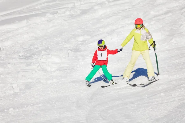 Moeder onderwijs zoon skiën — Stockfoto