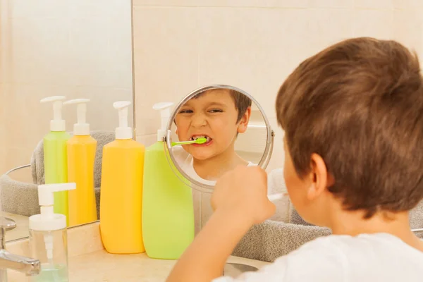 Junge beim Zähneputzen im Spiegel — Stockfoto