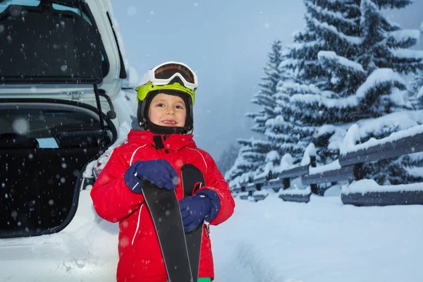 Mały chłopiec narciarz — Zdjęcie stockowe