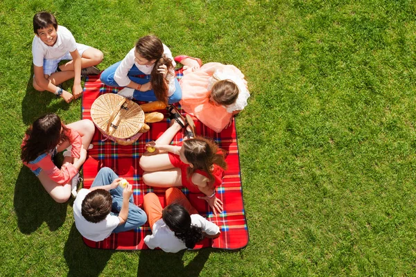 Niños felices divirtiéndose en el parque — Foto de Stock