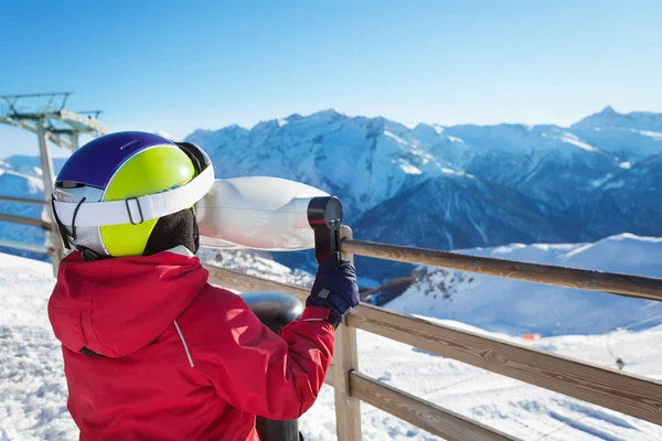 Skifahrer blickt durch Fernglas — Stockfoto