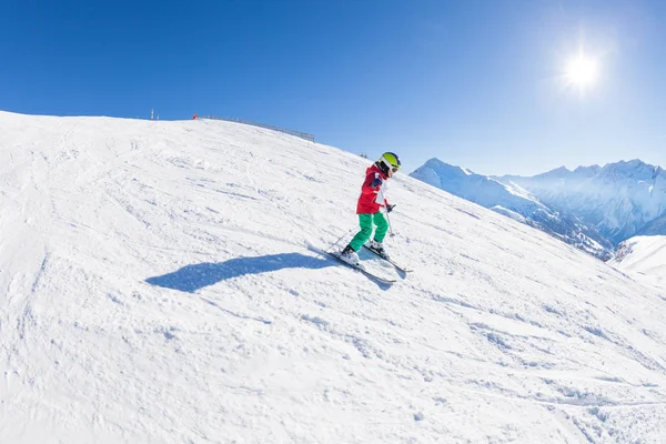 Skiër jongen in veiligheidshelm — Stockfoto