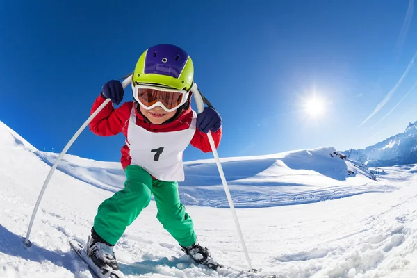 Skiër jongen in veiligheidshelm — Stockfoto