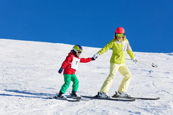 Niño aprendiendo a esquiar con instructor —  Fotos de Stock