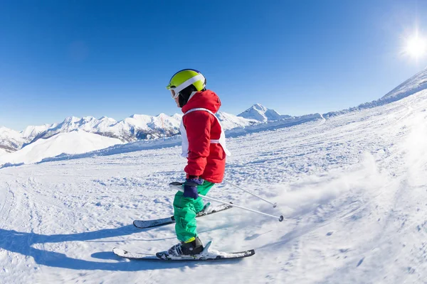 Skieur garçon en montagne — Photo