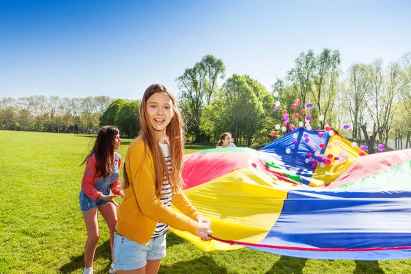 Meninas com paraquedas arco-íris — Fotografia de Stock