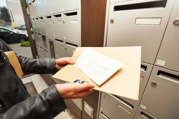 Vrouw handen bedrijf enveloppen — Stockfoto