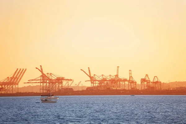 Port s jeřáby při západu slunce — Stock fotografie