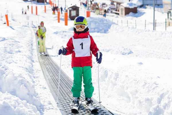 Chłopak za pomocą wyciągu narciarskiego — Zdjęcie stockowe