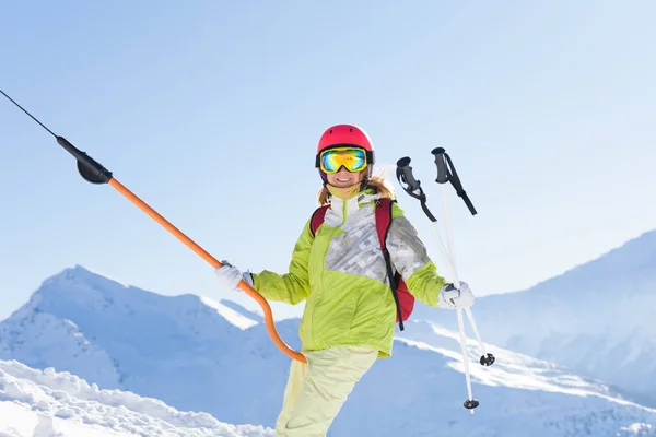Kobieta na Wyciąg narciarski przycisk — Zdjęcie stockowe