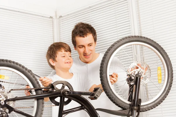 Garçon et père fixation vélo — Photo