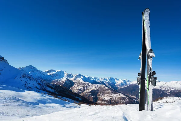 Skis stuck in snow — Stock Photo, Image
