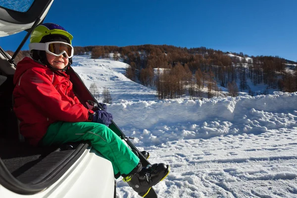 Glad liten pojke som skidåkare — Stockfoto