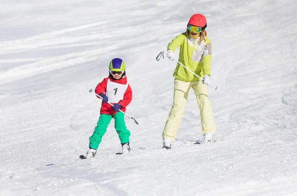 インストラクターと一緒にスキーを学ぶ少年 — ストック写真