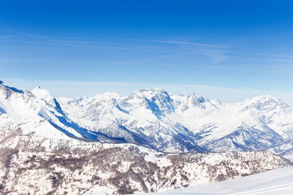 白雪皑皑的山，在阳光灿烂的日子 — 图库照片