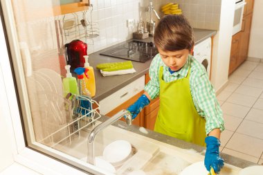 Çocuk yemekleri sünger ile yıkayın