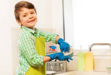 gülümseyen çocuk yıkama yemekleri