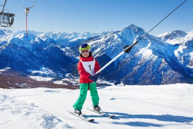 Mutlu küçük kayakçı çocuk