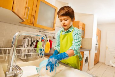 Çocuk yemekleri sünger ile yıkayın