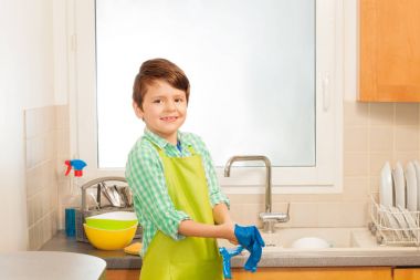 çocuğa mutfakta bulaşık makinesi