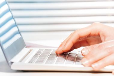 Kadın el dizüstü bilgisayar kullanarak