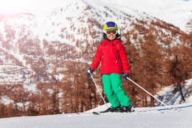 küçük kayakçı çocuk