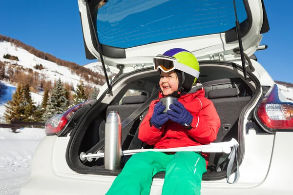 Feliz niño esquiador —  Fotos de Stock