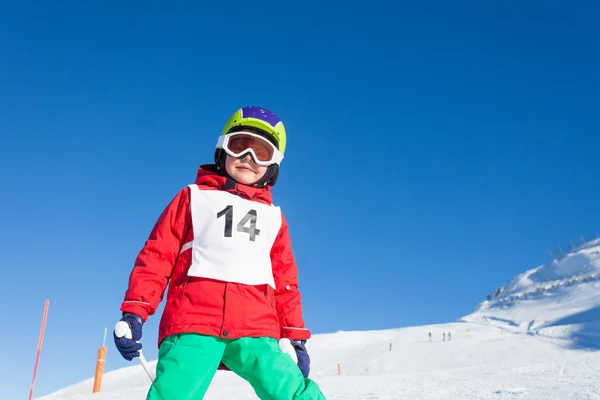 Esquiador menino na montanha — Fotografia de Stock