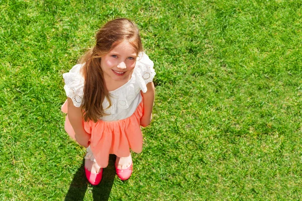 Gelukkig meisje op gras — Stockfoto