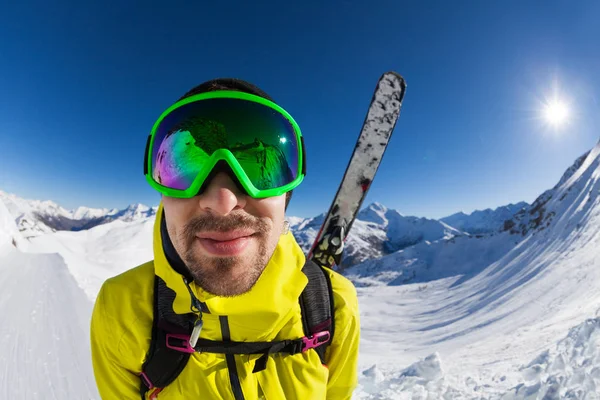 Man skiër in glanzend masker — Stockfoto