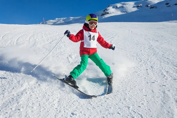 Skidåkare pojke i ski mask — Stockfoto