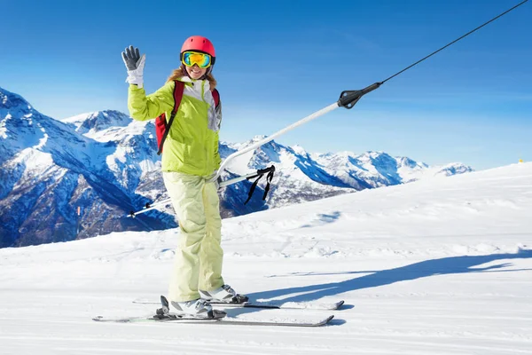 Žena na tlačítko lyžařský vlek — Stock fotografie