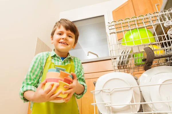Мальчик возле посудомоечной машины на кухне — стоковое фото