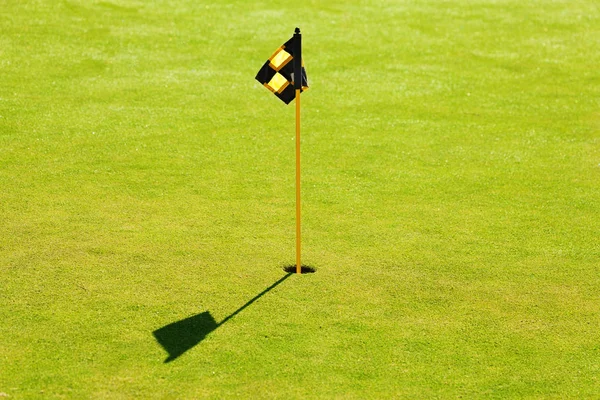 Buraco e bandeira no meio — Fotografia de Stock