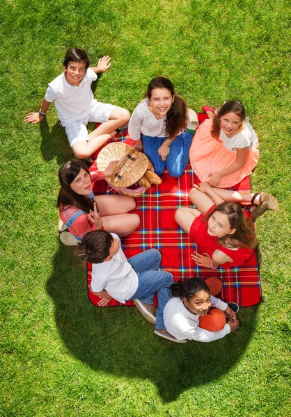 Crianças felizes se divertindo no verão — Fotografia de Stock