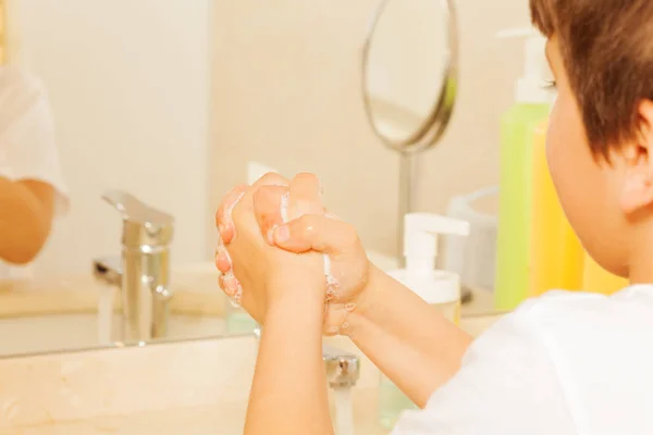 Ragazzo lavarsi le mani con sapone — Foto Stock