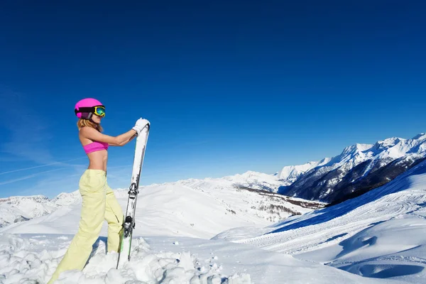 ピンクのブラジャーの女性スキーヤー — ストック写真
