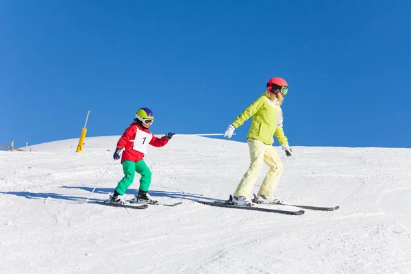 Junge lernt Skifahren mit Skilehrer — Stockfoto