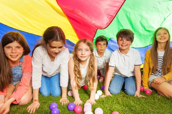Enfants heureux avec tapis coloré — Photo