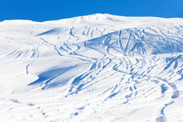 Snow-covered mountain slope — Stock Photo, Image