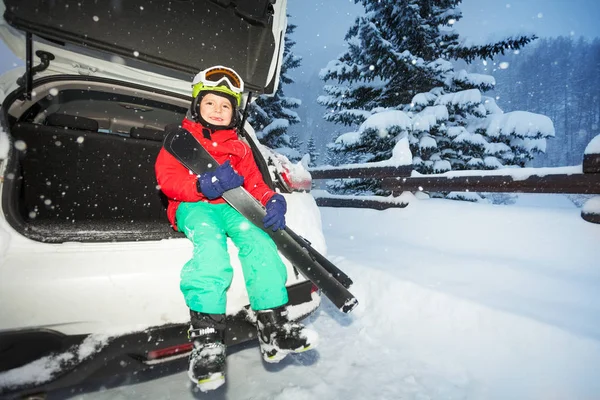 車のトランクに座っている少年 — ストック写真