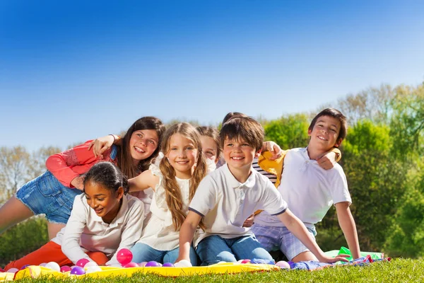 Kids having fun in park — Stock Photo, Image