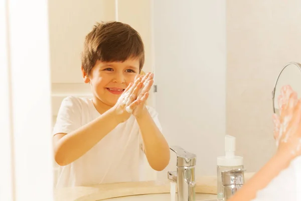 Ragazzo lavarsi le mani con sapone — Foto Stock