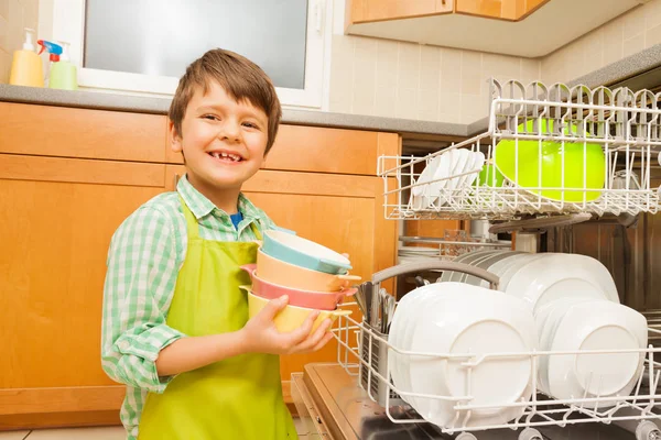 キッチンで食器洗い機の近くに少年 — ストック写真